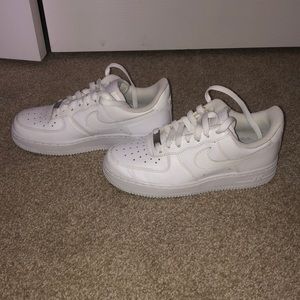 Nike Air Force 1. ONLY WORN A FEW TIMES. Size: 6.5
